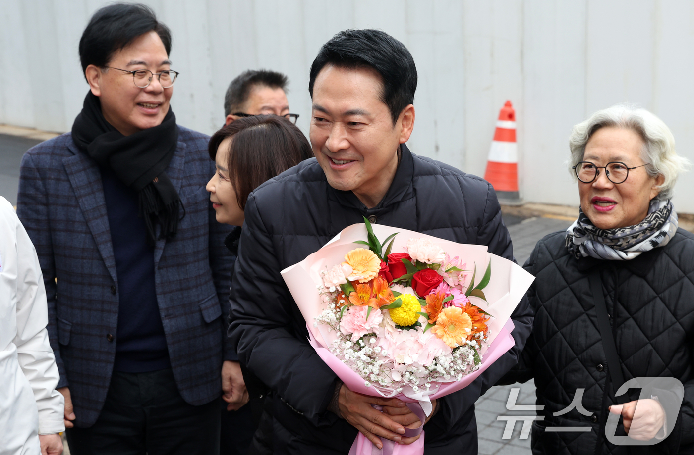 (서울=뉴스1) 김명섭 기자 = 장동혁 국민의힘 대표와 송언석 원내대표가 13일 오전 서울 중구 중림종합사회복지관에서 설맞이 봉사활동을 하기 위해 이동하며 지지자들과 인사를 하고 …