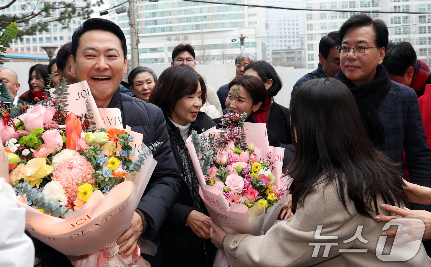 (서울=뉴스1) 김명섭 기자 = 장동혁 국민의힘 대표와 송언석 원내대표가 13일 오전 서울 중구 중림종합사회복지관에서 설맞이 봉사활동을 하기 위해 이동하며 지지자들과 인사를 하고 …