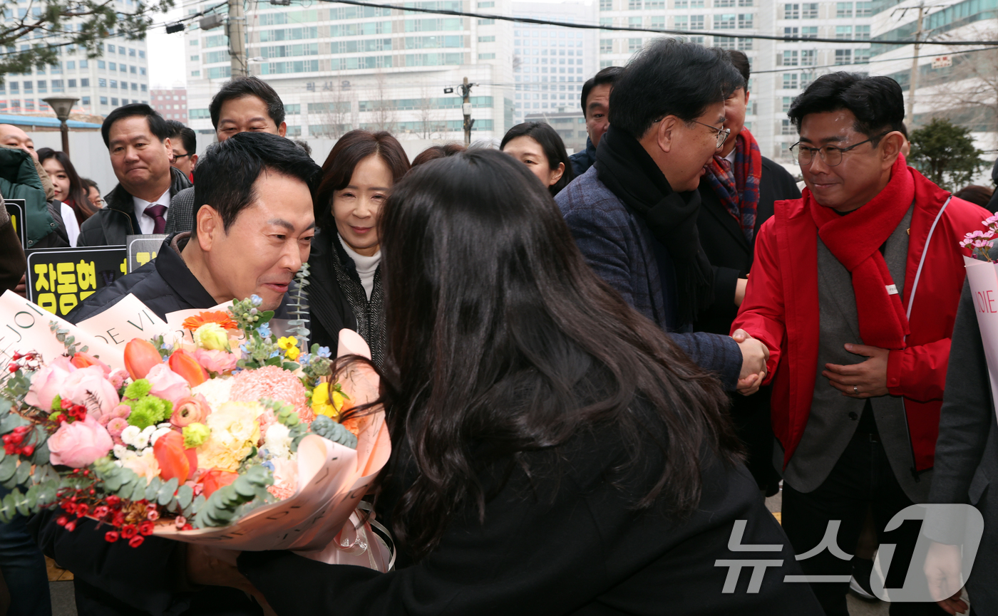 (서울=뉴스1) 김명섭 기자 = 장동혁 국민의힘 대표와 송언석 원내대표가 13일 오전 서울 중구 중림종합사회복지관에서 설맞이 봉사활동을 하기 위해 이동하며 지지자들과 인사를 하고 …