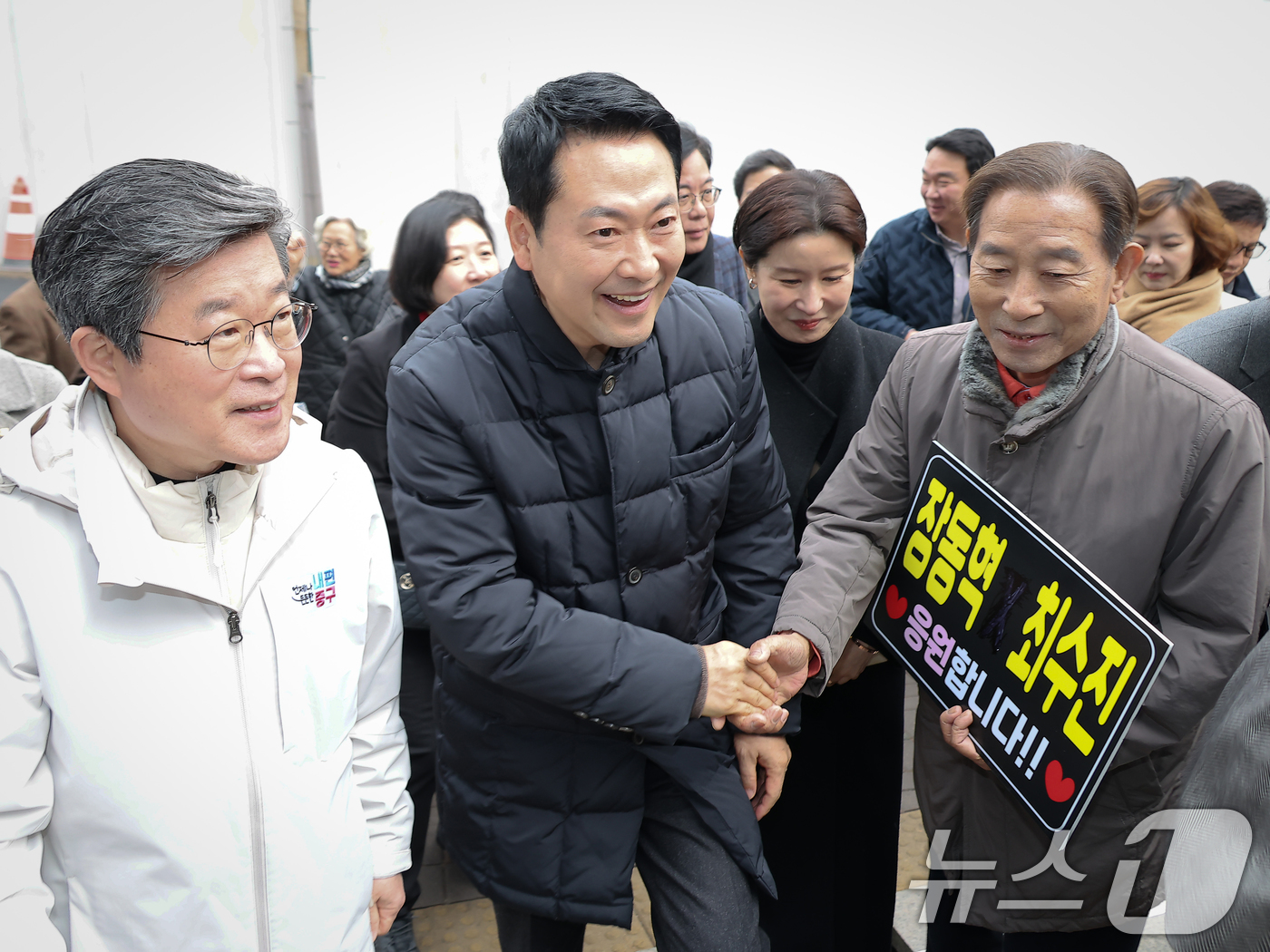 (서울=뉴스1) 김명섭 기자 = 장동혁 국민의힘 대표가 13일 오전 서울 중구 중림종합사회복지관에서 설맞이 봉사활동을 하기 위해 이동하며 지지자들과 인사를 하고 있다. (공동취재) …