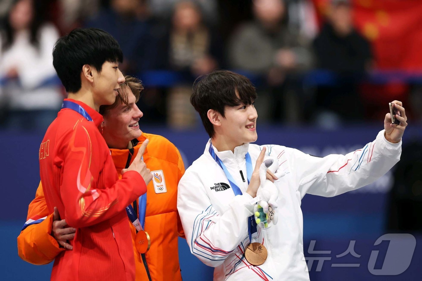 (서울=뉴스1) = 13일 이탈리아 밀라노 아이스스케이팅 아레나에서 열린 쇼트트랙 남자 1,000m 시상식에서 금메달 옌스 판트 바우트(네덜란드), 은메달 쑨룽(중국), 동메달 임 …