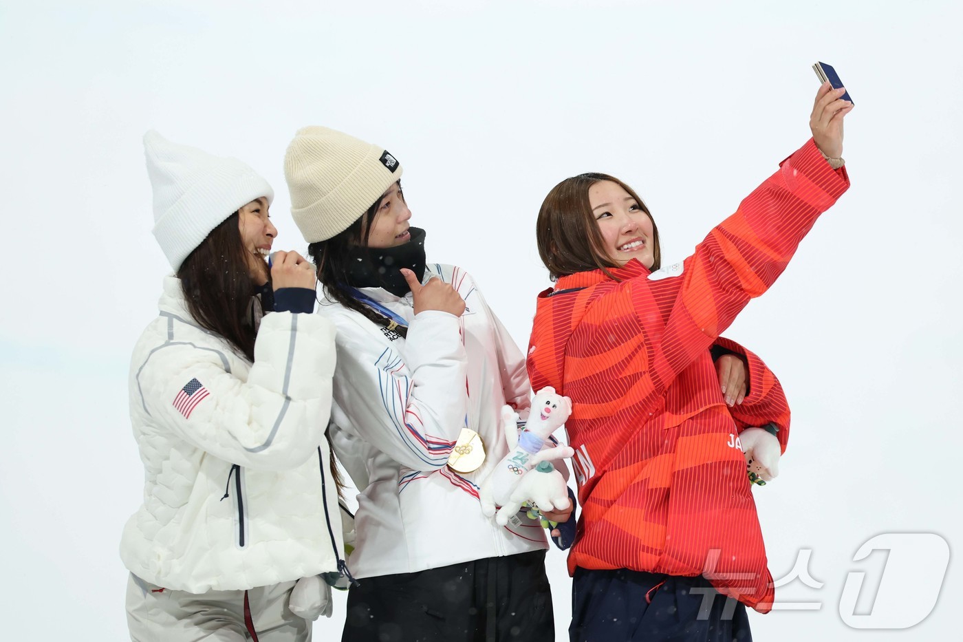 (서울=뉴스1) = 13일 이탈리아 리비뇨 스노파크에서 열린 2026 밀라노·코르티나담페초 동계 올림픽 스키 스노보드 여자 하프파이프 시상식에서 금메달 최가온(대한민국), 은메달 …