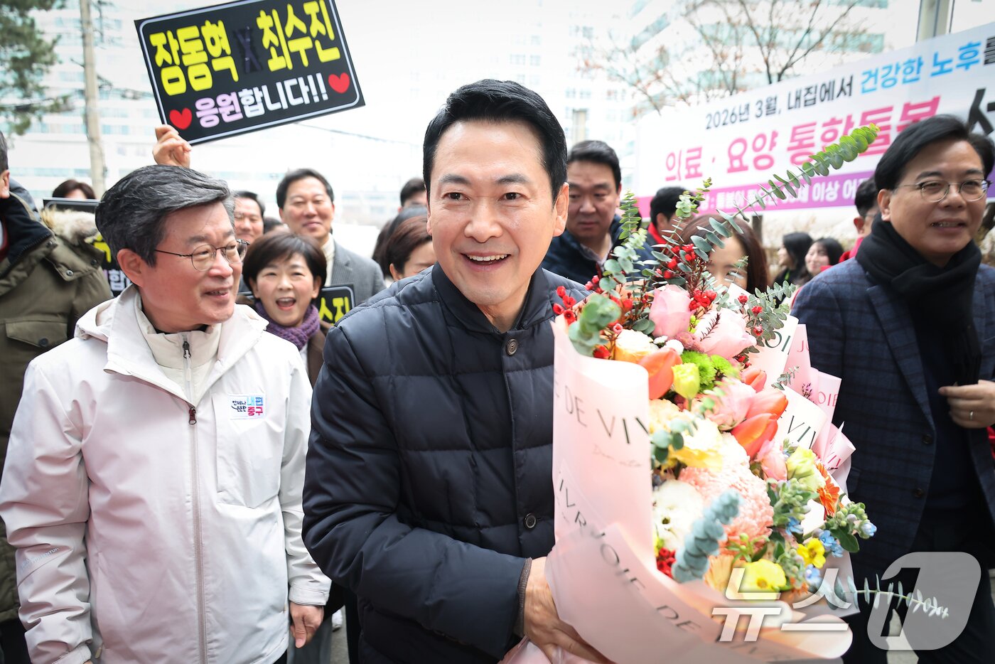 본문 이미지 - 장동혁 국민의힘 대표와 송언석 원내대표가 13일 오전 서울 중구 중림종합사회복지관에서 설맞이 봉사활동을 하기 위해 이동하며 지지자들과 인사를 하고 있다. (공동취재) 2026.2.13 ⓒ 뉴스1 김명섭 기자
