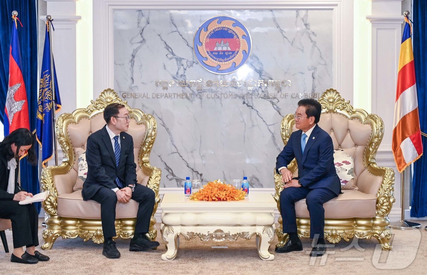 (서울=뉴스1) = 이명구 관세청장이 12일(현지시간) 캄보디아 프놈펜에서 열린 제3차 한-캄보디아 관세청장 회의에서 쿤 념 캄보디아 관세총국장과 대화를 나누고 있다. (관세청 제 …