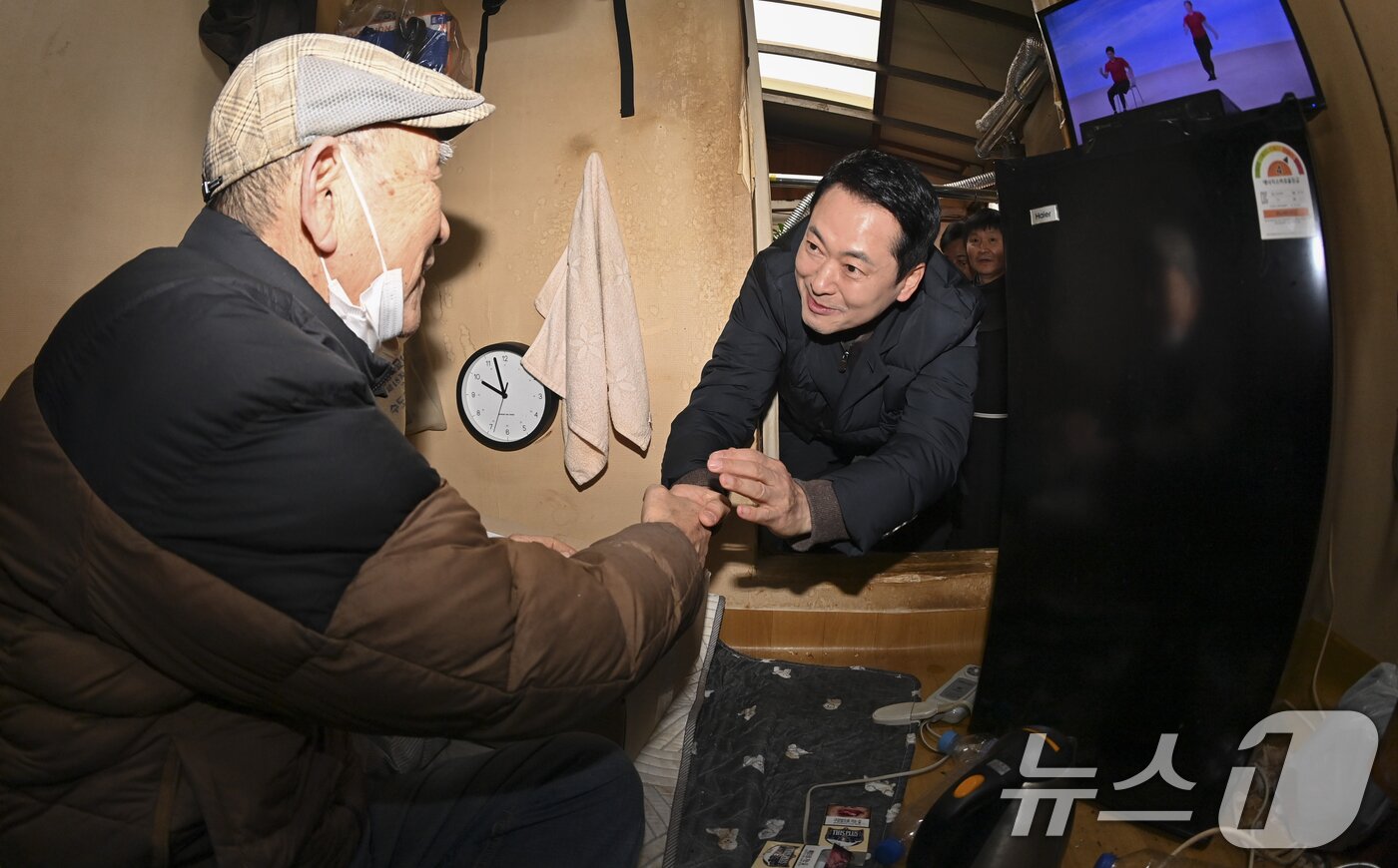 본문 이미지 - 장동혁 국민의힘 대표가 13일 오전 서울 중구 쪽방촌을 찾아 주민에게 설맞이 선물을 전달하고 있다. (공동취재) 2026.2.13 ⓒ 뉴스1 김명섭 기자