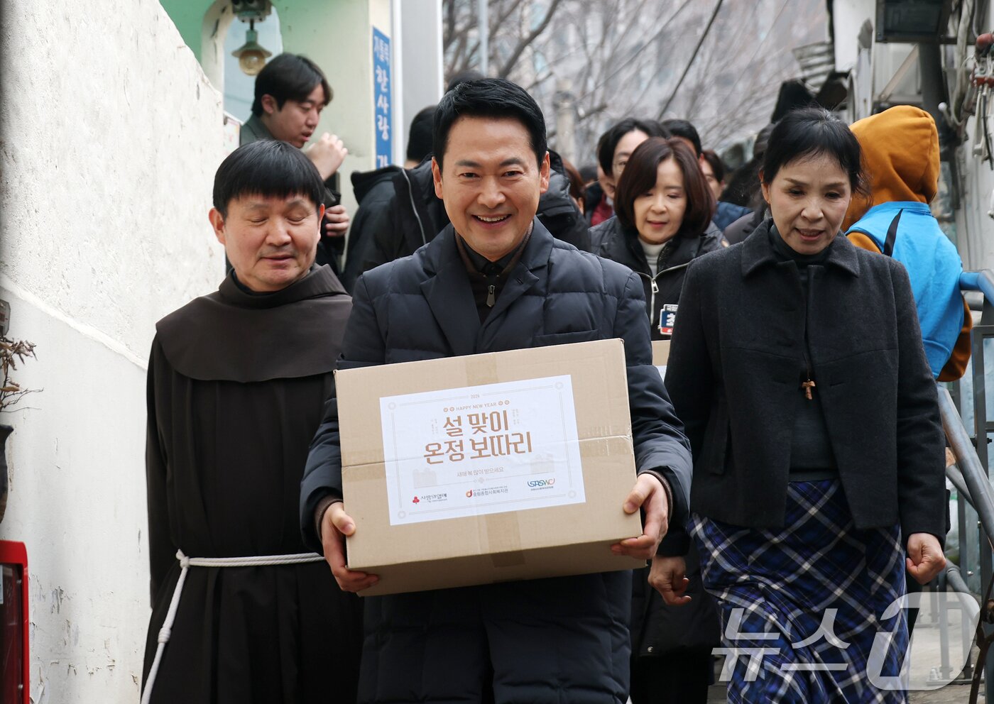 본문 이미지 - 장동혁 국민의힘 대표가 설 연휴를 앞둔 13일 서울 중구 중림동 쪽방촌 주민들에게 설 선물을 전달하기 위해 이동하고 있다. (공동취재) 2026.2.13 ⓒ 뉴스1 김명섭 기자