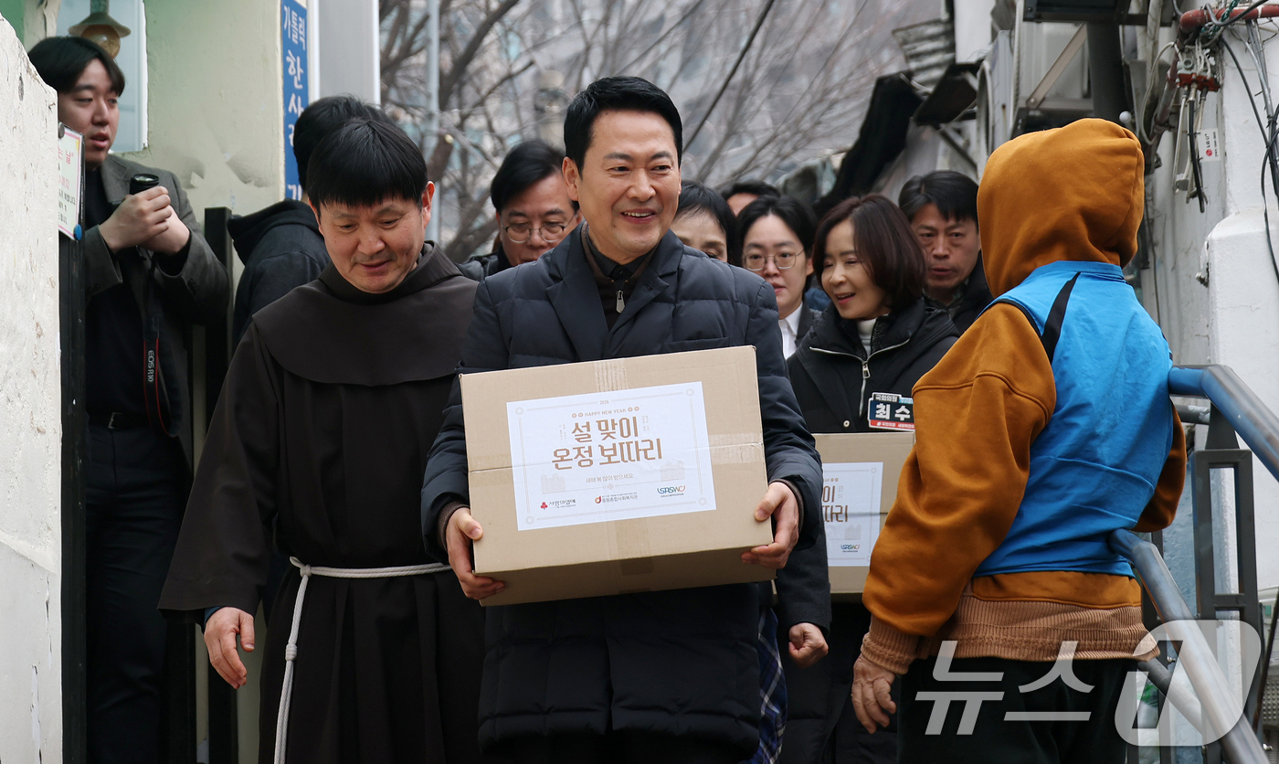 (서울=뉴스1) 김명섭 기자 = 장동혁 국민의힘 대표가 설 연휴를 앞둔 13일 서울 중구 중림동 쪽방촌 주민들에게 설 선물을 전달하기 위해 이동하고 있다. (공동취재) 2026.2 …