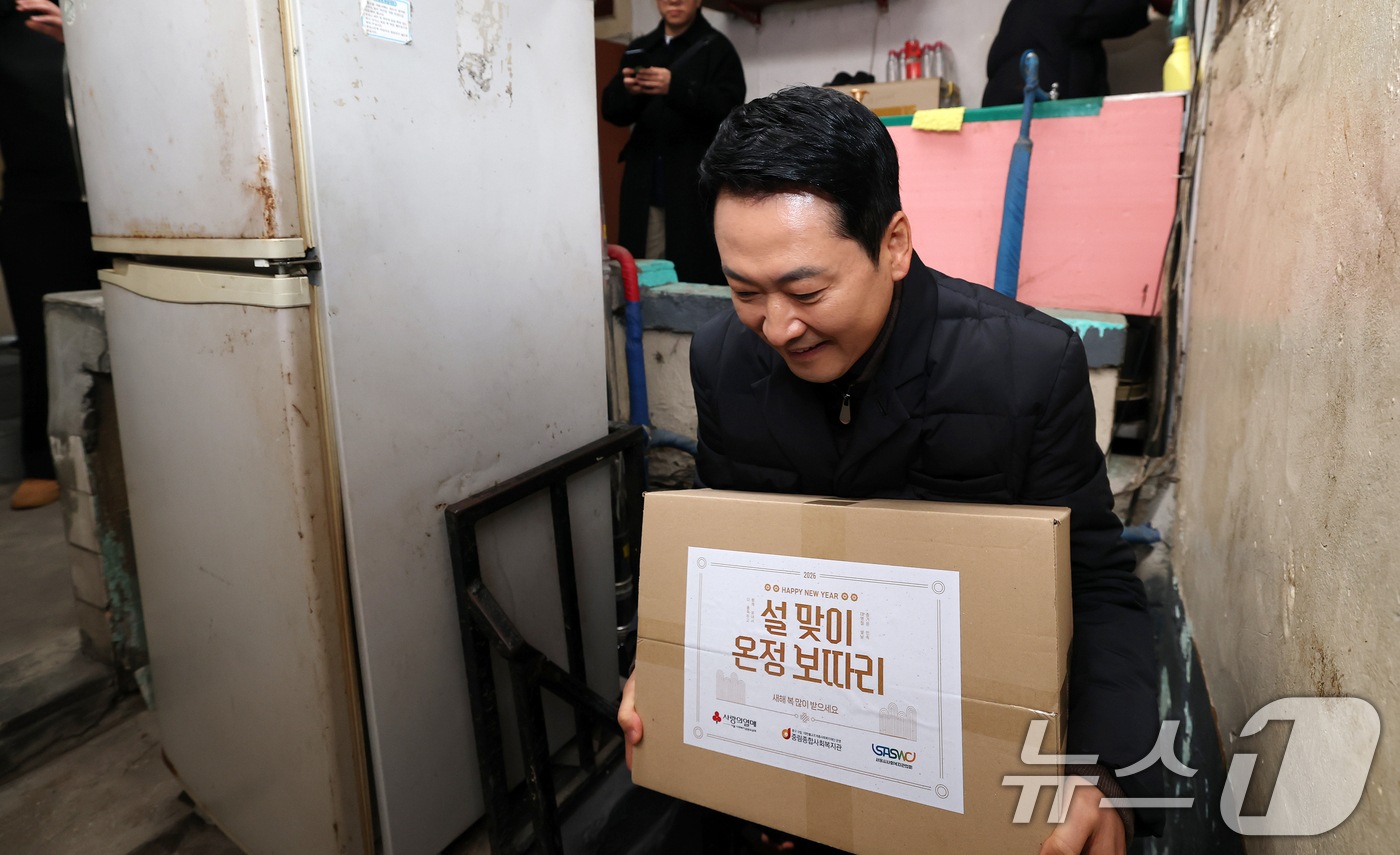 (서울=뉴스1) 김명섭 기자 = 장동혁 국민의힘 대표가 설 연휴를 앞둔 13일 서울 중구 중림동 쪽방촌 주민들에게 설 선물을 전달하기 위해 이동하고 있다. (공동취재) 2026.2 …