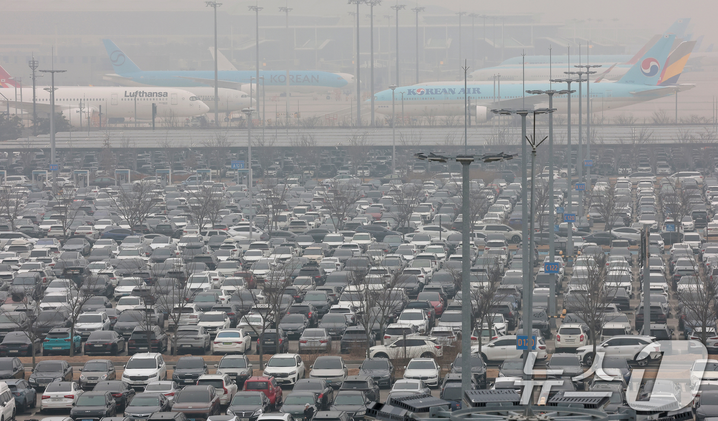 (인천공항=뉴스1) 권현진 기자 = 설 명절 연휴를 앞둔 13일 인천국제공항 2터미널 장기주차장이 차량들로 빼곡히 주차돼 있다.국토교통부는 이날부터 오는 18일까지 엿새간의 설 연 …
