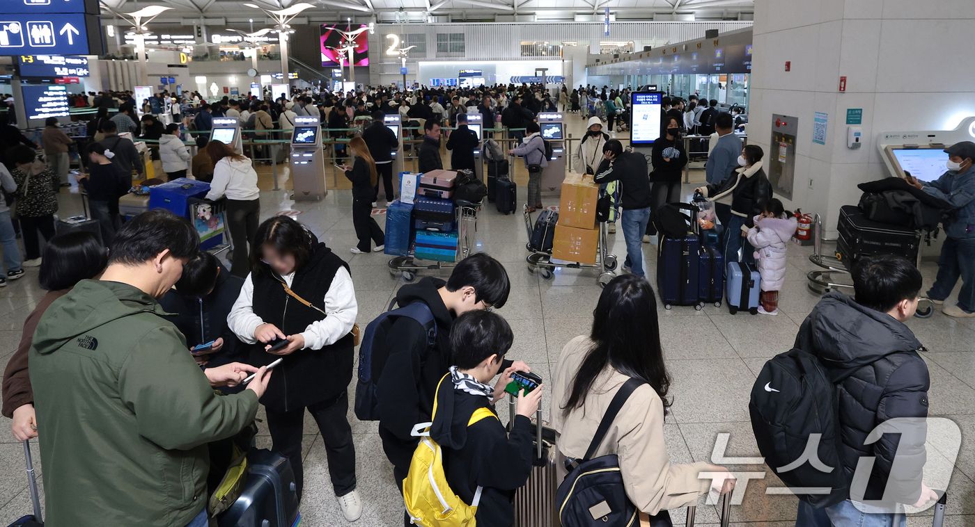 (인천공항=뉴스1) 권현진 기자 = 설 명절 연휴를 앞둔 13일 오전 인천국제공항 1터미널 출국장이 여행객들로 붐비고 있다.국토교통부는 이날부터 오는 18일까지 엿새간의 설 연휴 …