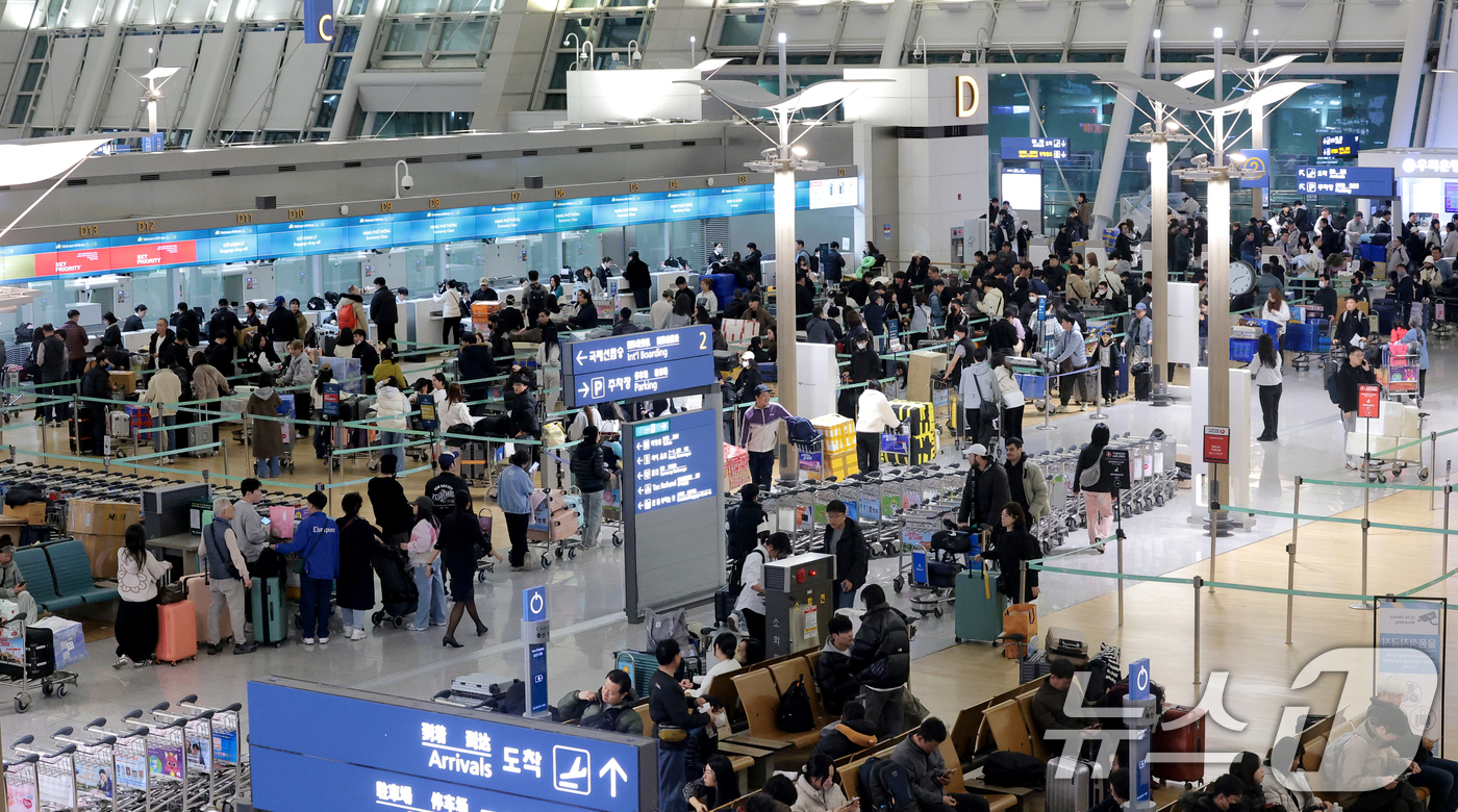 (인천공항=뉴스1) 권현진 기자 = 설 명절 연휴를 앞둔 13일 오전 인천국제공항 1터미널 출국장이 여행객들로 붐비고 있다.국토교통부는 이날부터 오는 18일까지 엿새간의 설 연휴 …