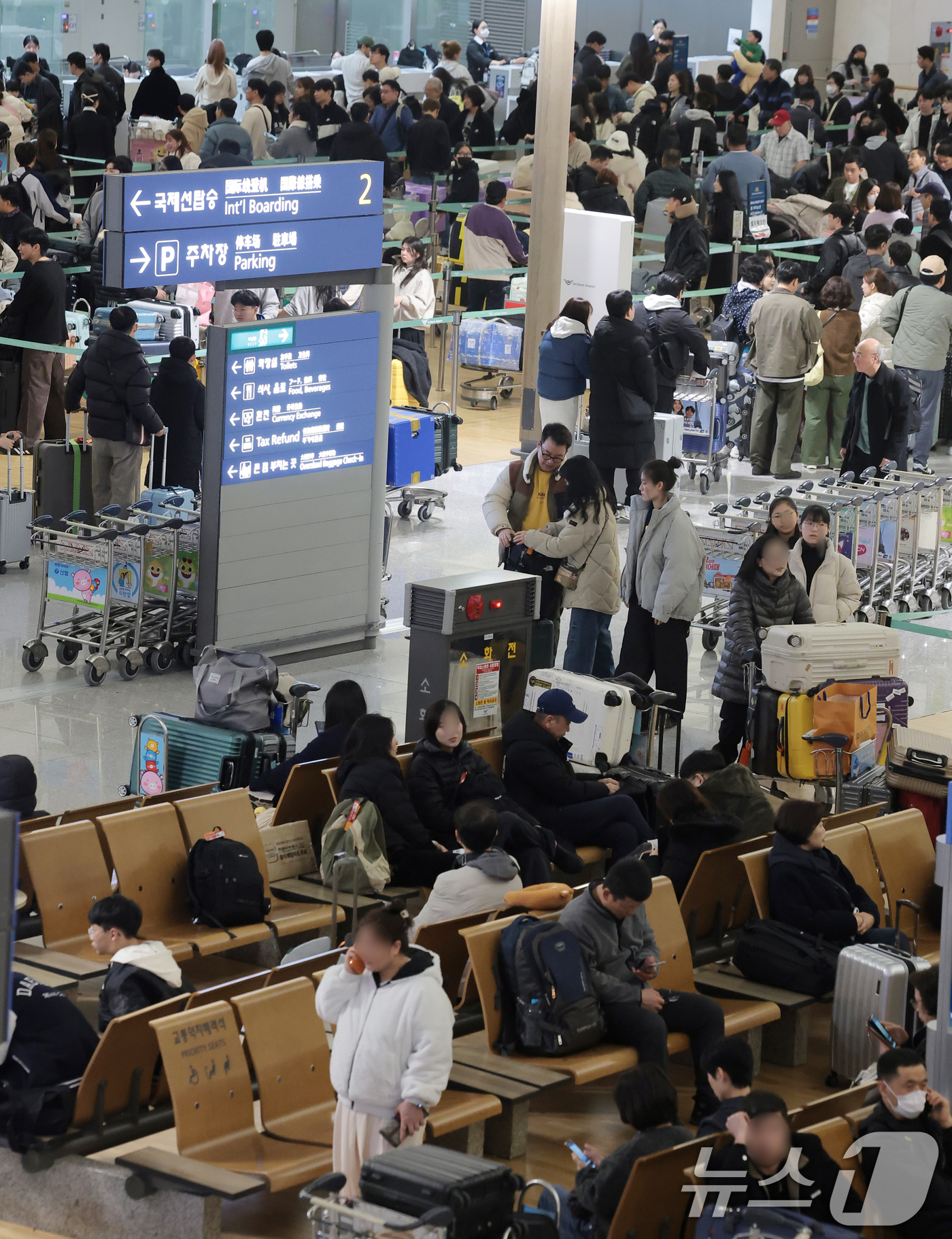 (인천공항=뉴스1) 권현진 기자 = 설 명절 연휴를 앞둔 13일 오전 인천국제공항 1터미널 출국장이 여행객들로 붐비고 있다.국토교통부는 이날부터 오는 18일까지 엿새간의 설 연휴 …