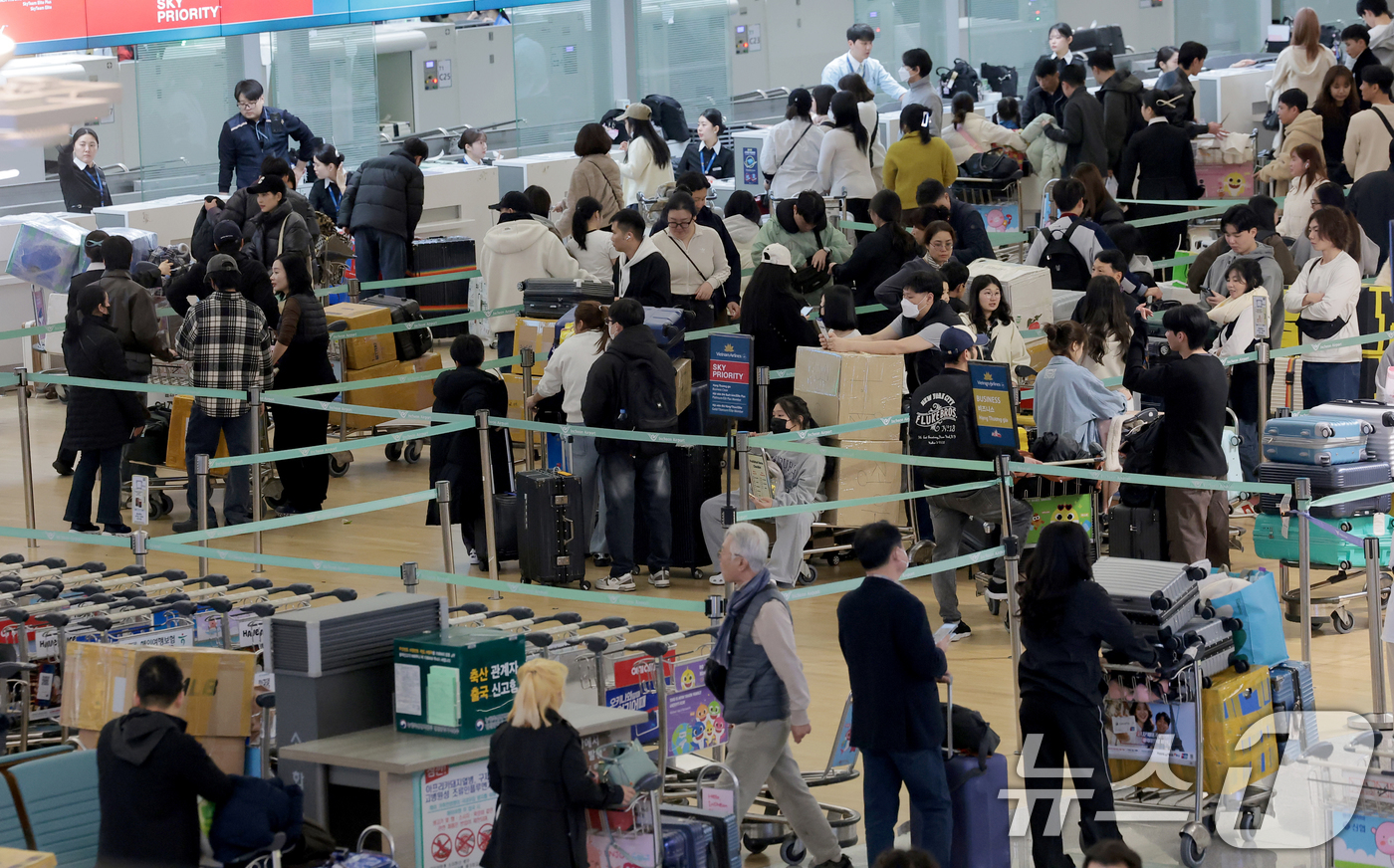 (인천공항=뉴스1) 권현진 기자 = 설 명절 연휴를 앞둔 13일 오전 인천국제공항 1터미널 면세구역이 여행객들로 붐비고 있다.국토교통부는 이날부터 오는 18일까지 엿새간의 설 연휴 …