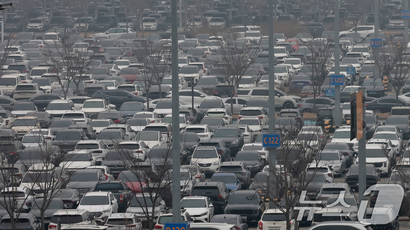 (인천공항=뉴스1) 권현진 기자 = 설 명절 연휴를 앞둔 13일 인천국제공항 2터미널 장기주차장이 차량들로 빼곡히 주차돼 있다.국토교통부는 이날부터 오는 18일까지 엿새간의 설 연 …