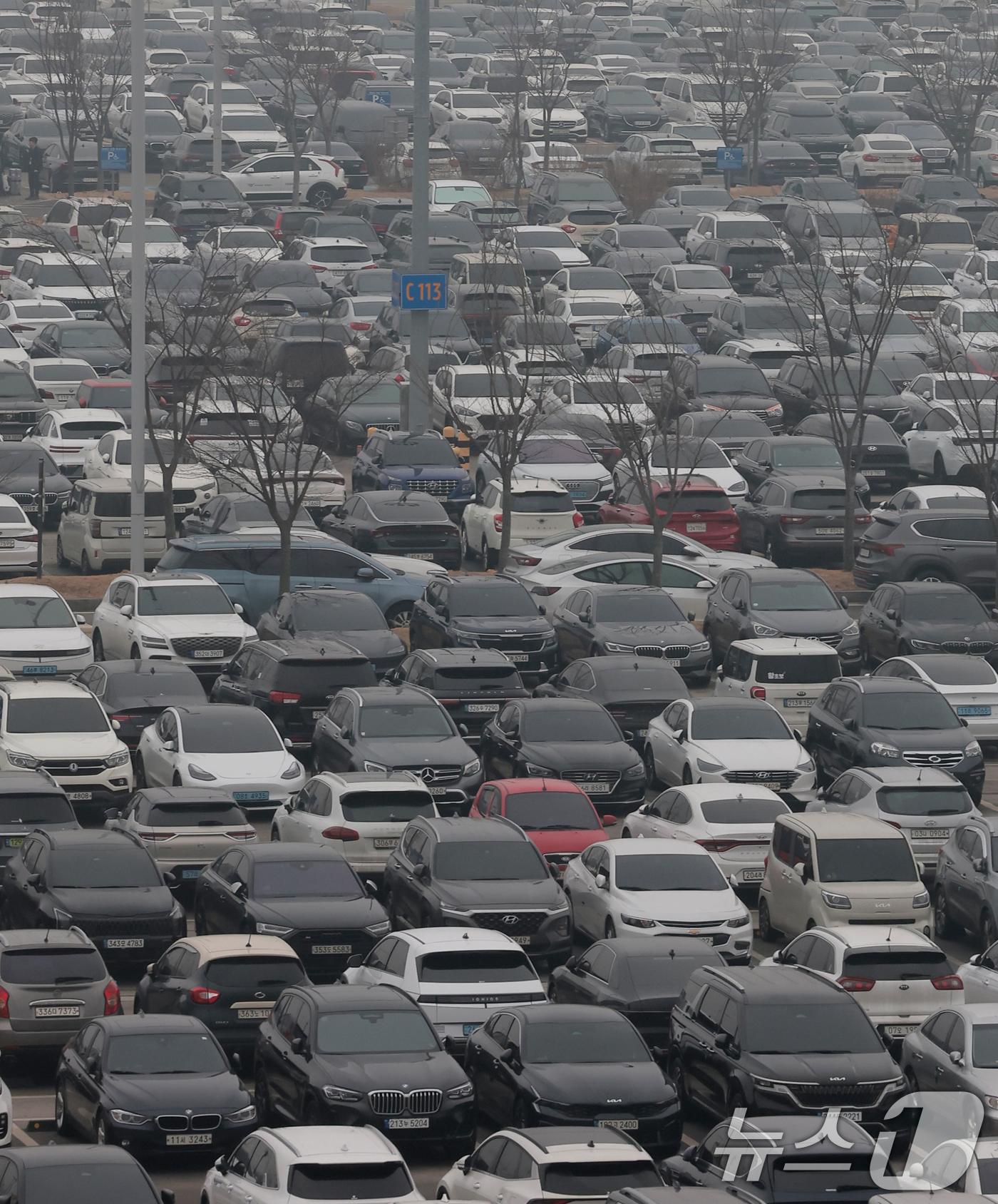 (인천공항=뉴스1) 권현진 기자 = 설 명절 연휴를 앞둔 13일 인천국제공항 2터미널 장기주차장이 차량들로 빼곡히 주차돼 있다.국토교통부는 이날부터 오는 18일까지 엿새간의 설 연 …