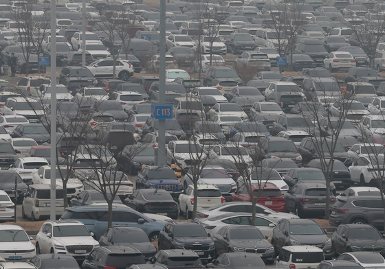 차량들로 가득한 인천공항 주차장