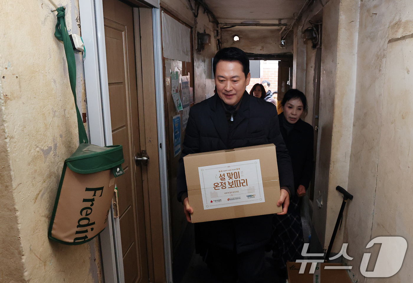 (서울=뉴스1) 김명섭 기자 = 장동혁 국민의힘 대표가 설 연휴를 앞둔 13일 서울 중구 중림동 쪽방촌 주민들에게 설 선물을 전달하기 위해 이동하고 있다. (공동취재) 2026.2 …