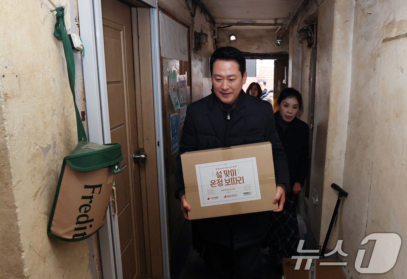 본문 이미지 - 장동혁 국민의힘 대표가 설 연휴를 앞둔 13일 서울 중구 중림동 쪽방촌 주민들에게 설 선물을 전달하기 위해 이동하고 있다. (공동취재) 2026.2.13 ⓒ 뉴스1 김명섭 기자