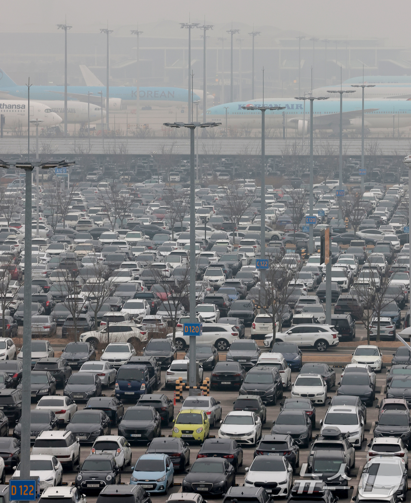 (인천공항=뉴스1) 권현진 기자 = 설 명절 연휴를 앞둔 13일 인천국제공항 2터미널 장기주차장이 차량들로 빼곡히 주차돼 있다.국토교통부는 이날부터 오는 18일까지 엿새간의 설 연 …