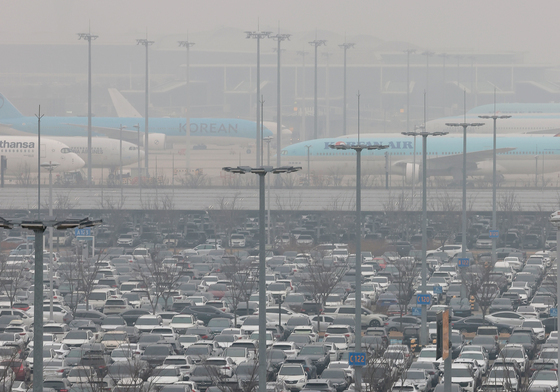 설 연휴 100만명 출국…북적이는 인천공항