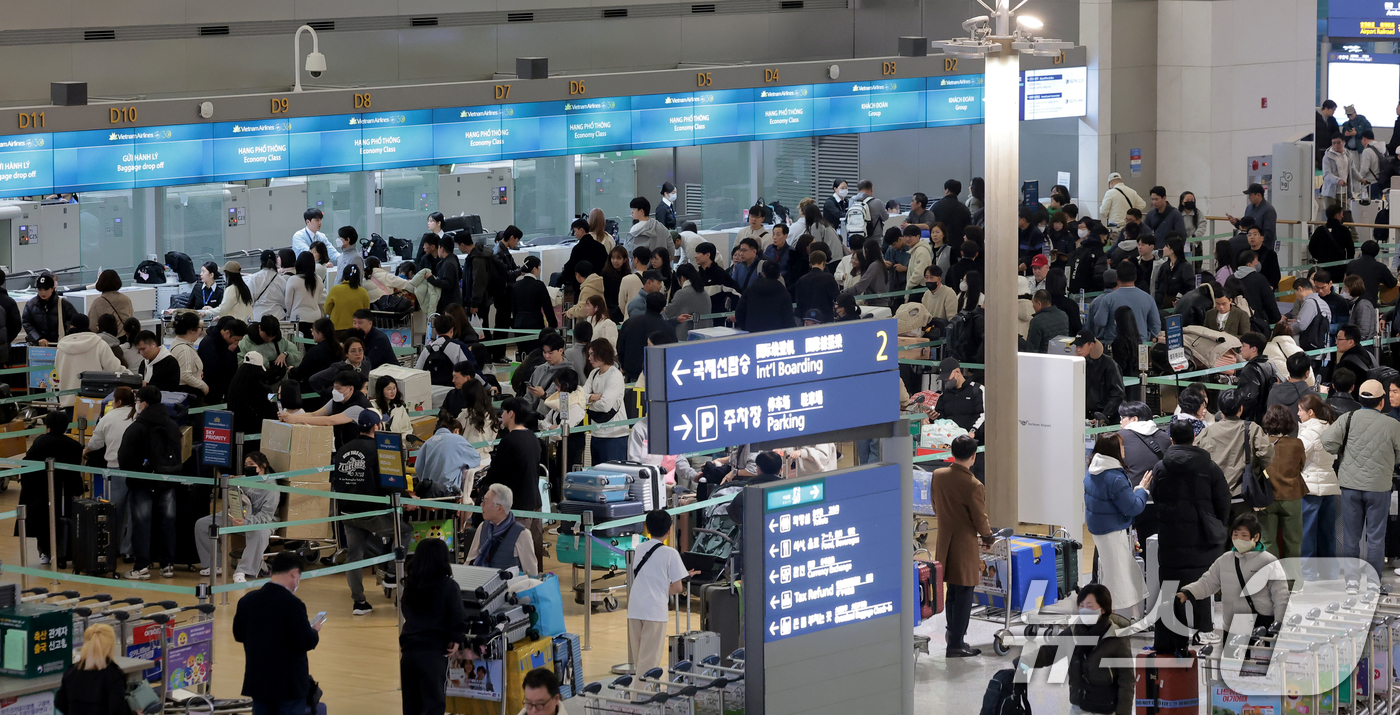 (인천공항=뉴스1) 권현진 기자 = 설 명절 연휴를 앞둔 13일 오전 인천국제공항 1터미널 출국장이 여행객들로 붐비고 있다.국토교통부는 이날부터 오는 18일까지 엿새간의 설 연휴 …