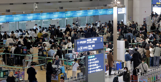 연휴 앞두고 북적이는 인천공항