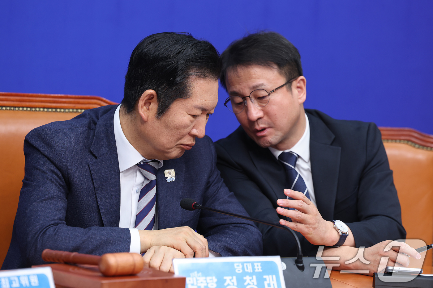 (서울=뉴스1) 신웅수 기자 = 정청래 더불어민주당 대표와 한병도 원내대표가 13일 서울 여의도 국회에서 열린 최고위원회의에서 대화하고 있다. 2026.2.13/뉴스1