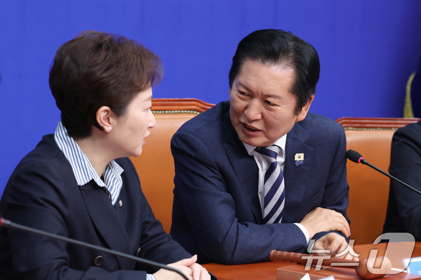 (서울=뉴스1) 신웅수 기자 = 정청래 더불어민주당 대표와 이언주 최고위원이 13일 서울 여의도 국회에서 열린 최고위원회의에서 대화하고 있다. 2026.2.13/뉴스1