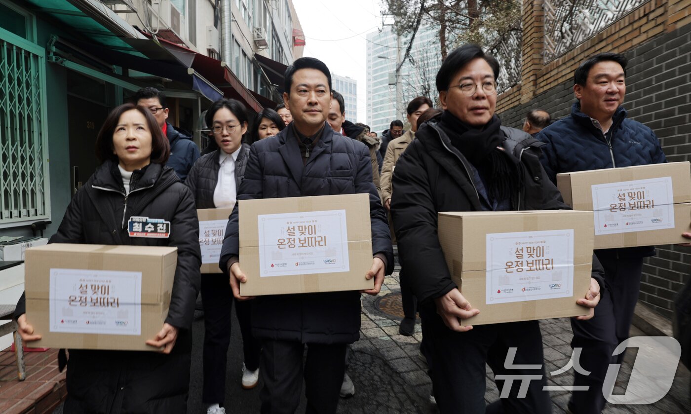 본문 이미지 - 장동혁 국민의힘 대표와 약자와의동행위원회 위원들이 13일 오전 서울 중구에서 설맞이 봉사활동에 나서고 있다. (공동취재) 2026.2.13 ⓒ 뉴스1 김명섭 기자