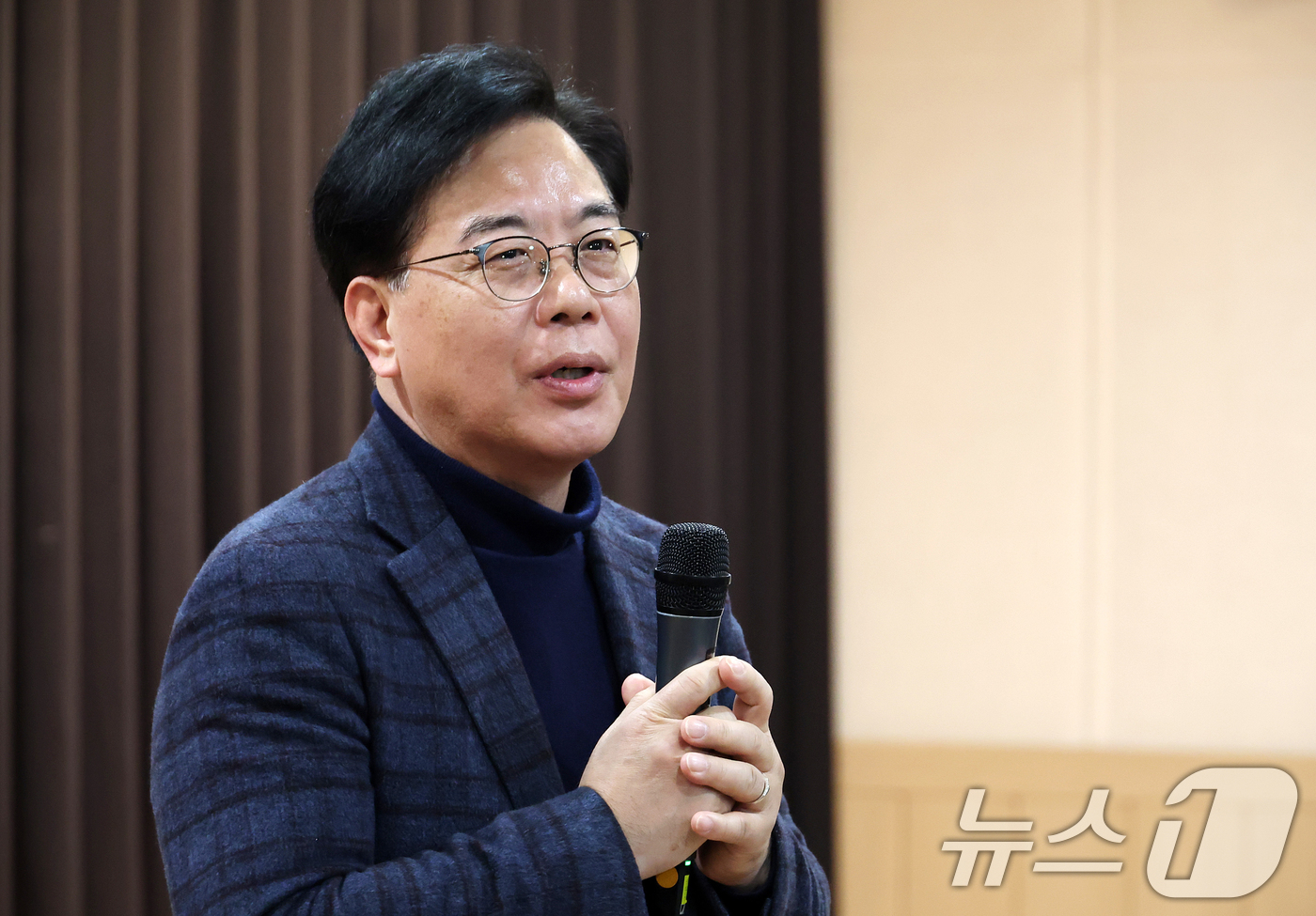 (서울=뉴스1) 김명섭 기자 = 송언석 국민의힘 원내대표가 13일 오전 서울 중구 중림종합사회복지관에서 열린 약자와의동행위원회 설맞이 봉사활동에서 인사말을 하고 있다. (공동취재) …