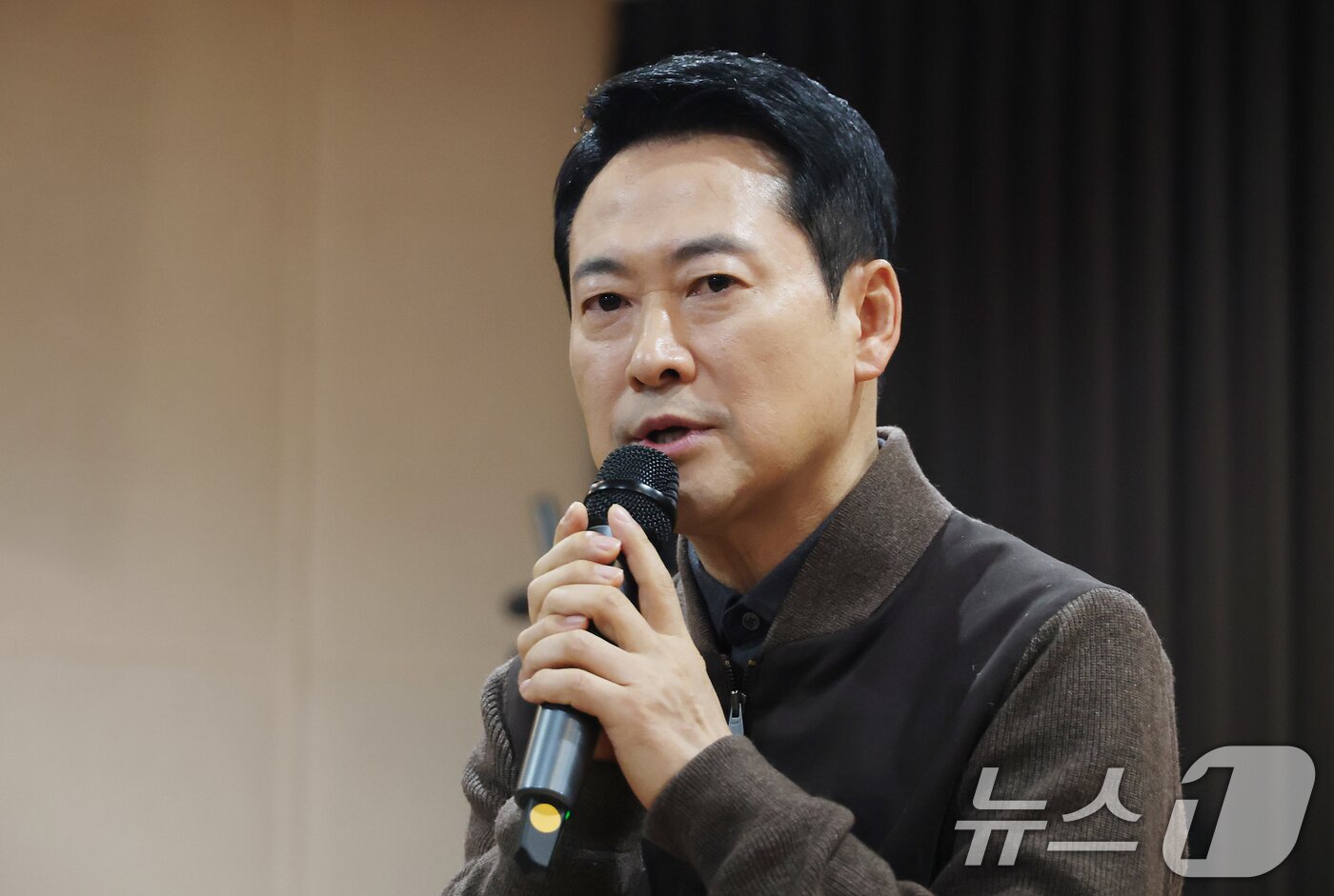 본문 이미지 - 장동혁 국민의힘 대표가 13일 오전 서울 중구 중림종합사회복지관에서 열린 약자와의동행위원회 설맞이 봉사활동에서 인사말을 하고 있다. (공동취재) 2026.2.13 ⓒ 뉴스1 김명섭 기자