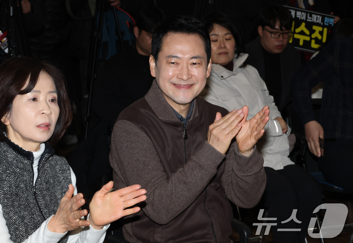 (서울=뉴스1) 김명섭 기자 = 장동혁 국민의힘 대표가 13일 오전 서울 중구 중림종합사회복지관에서 열린 약자와의동행위원회 설맞이 봉사활동에 참석해 손뼉을 치고 있다. (공동취재) …