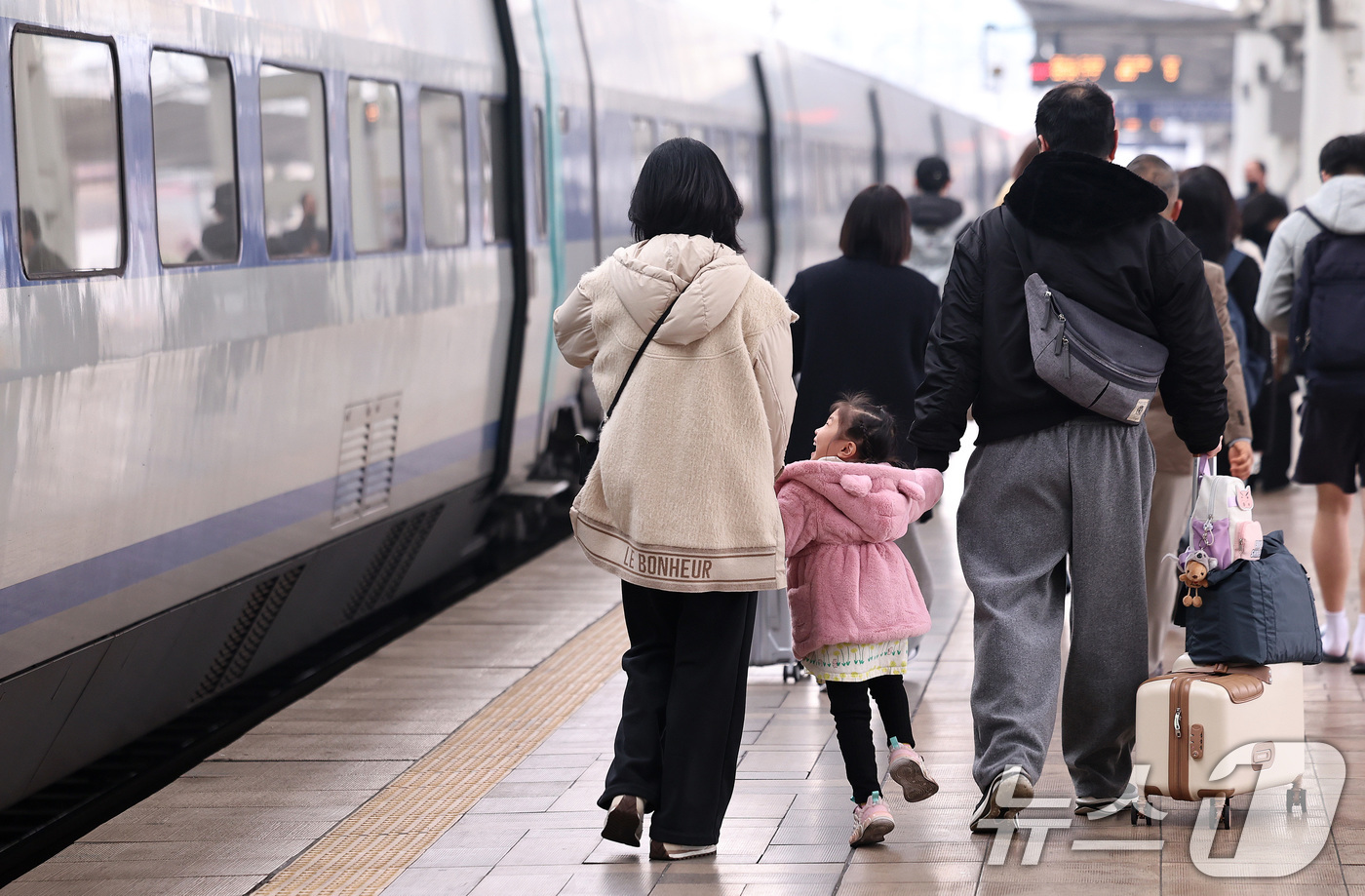 (서울=뉴스1) 구윤성 기자 = 설 명절 연휴를 앞둔 13일 오전 서울역에서 귀성객들이 고향으로 향하는 열차를 타기 위해 이동하고 있따. 2026.2.13/뉴스1