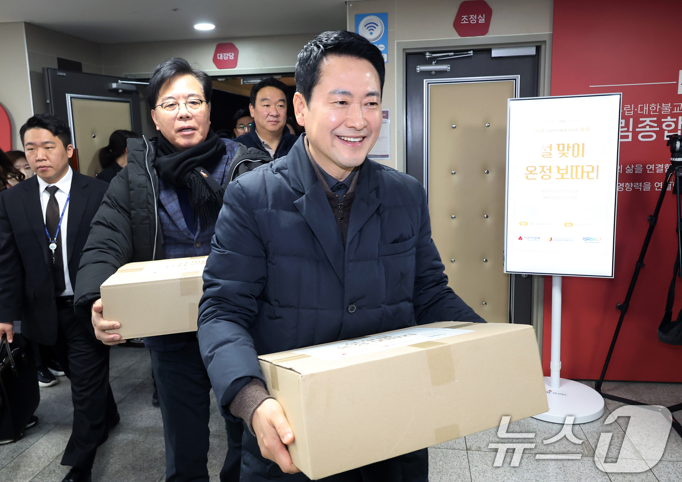 (서울=뉴스1) 김명섭 기자 = 장동혁 국민의힘 대표와 송언석 원내대표가 13일 오전 서울 중구 중림종합사회복지관에서 열린 약자와의동행위원회 설맞이 봉사활동에서 설 맞이 온정 보따 …