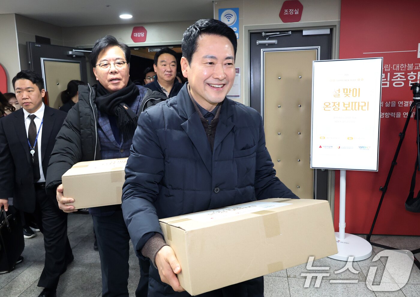 본문 이미지 - 장동혁 국민의힘 대표와 송언석 원내대표가 13일 오전 서울 중구 중림종합사회복지관에서 열린 약자와의동행위원회 설맞이 봉사활동에서 설 맞이 온정 보따리를 전달하기 위해 이동하고 있다. (공동취재) 2026.2.13 ⓒ 뉴스1 김명섭 기자