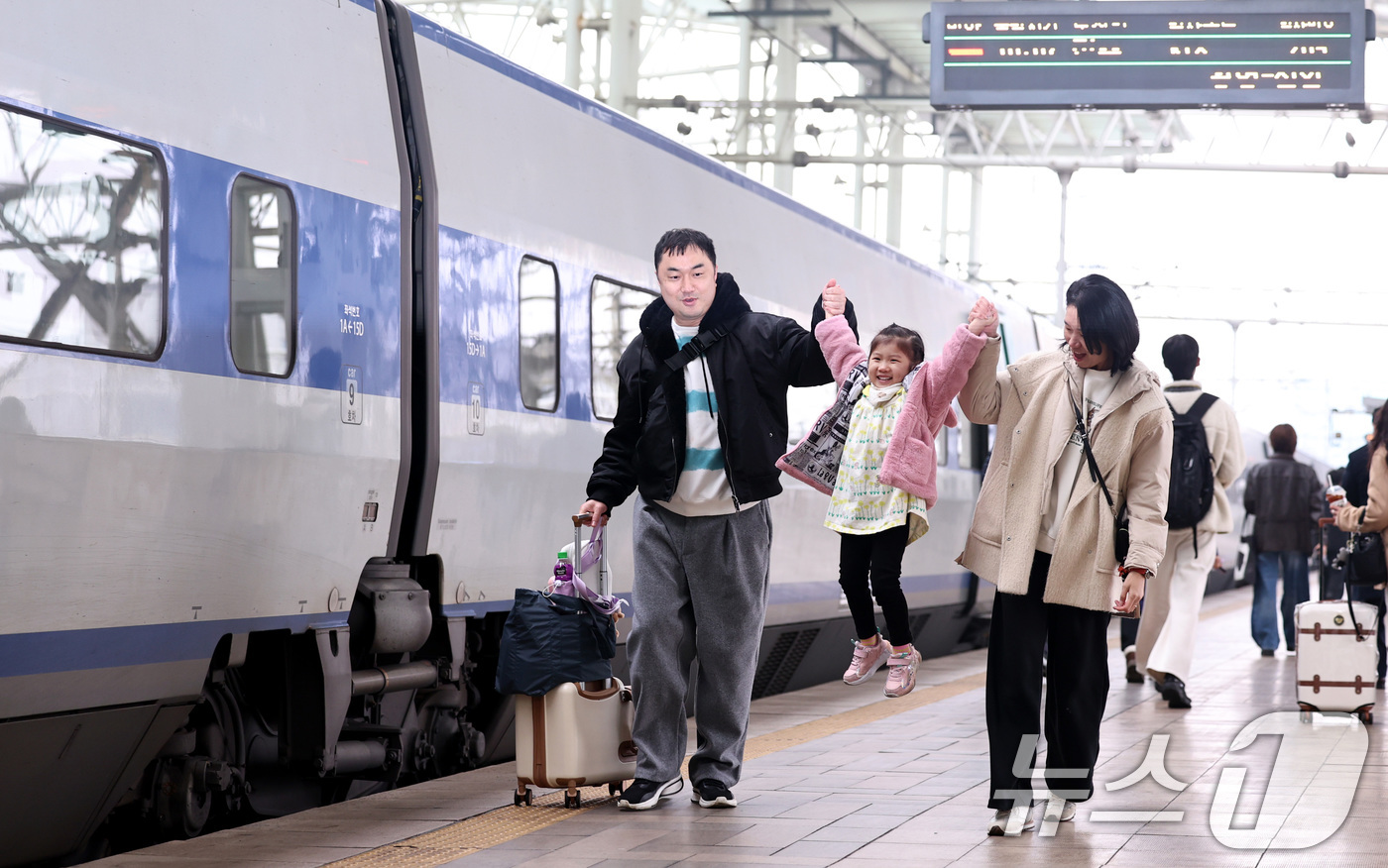 (서울=뉴스1) 구윤성 기자 = 설 명절 연휴를 앞둔 13일 오전 서울역에서 귀성길에 오른 가족이 열차에 타기 위해 이동하고 있다. 2026.2.13/뉴스1