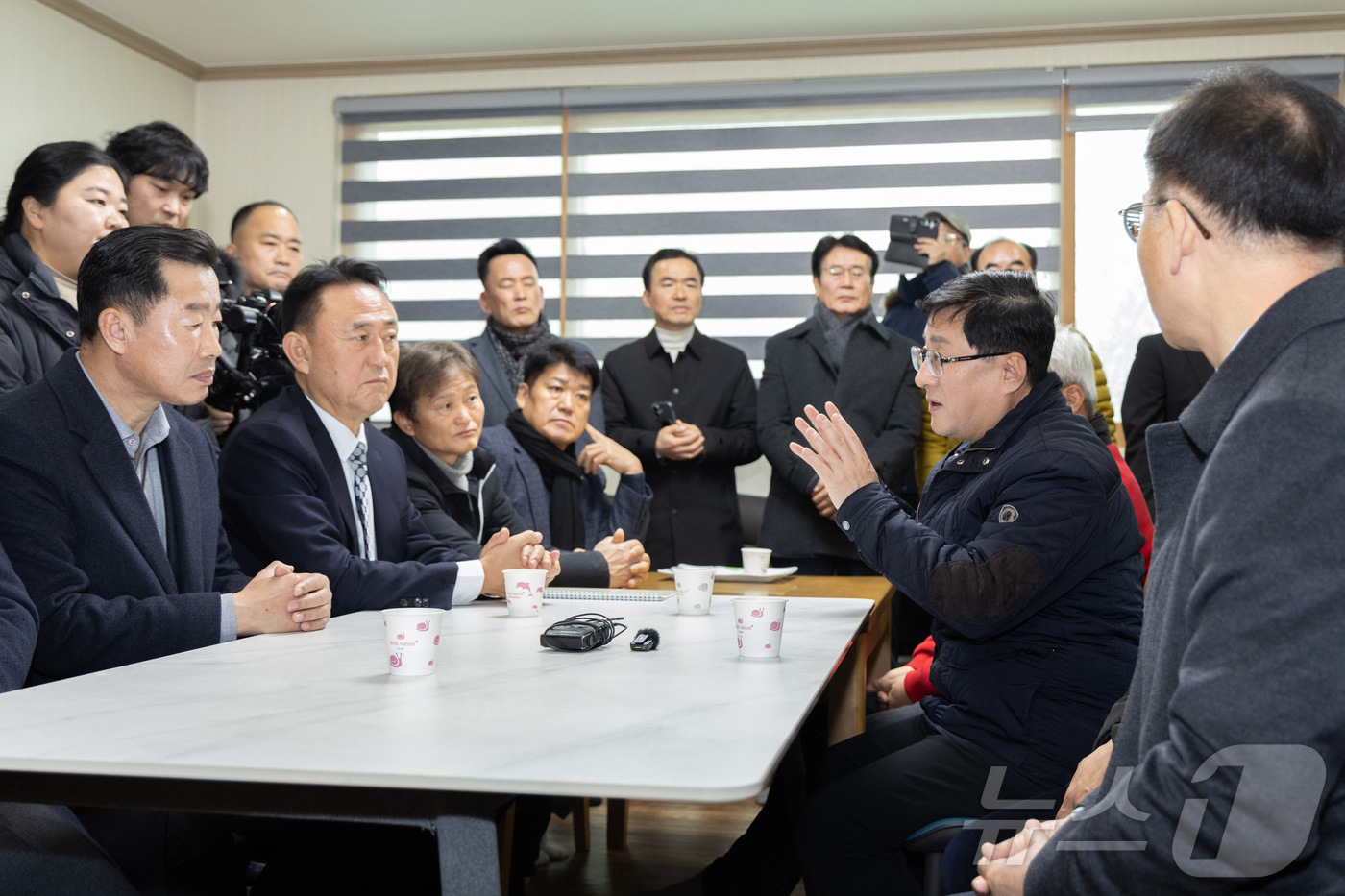 (서울=뉴스1) = 김성환 기후에너지환경부 장관이 13일 경기도 여주시 율극1리 마을회관에서 한강수계 햇빛소득마을 조성사업 계획을 설명 듣고 사업 관계자 및 마을 주민들과 의견을 …