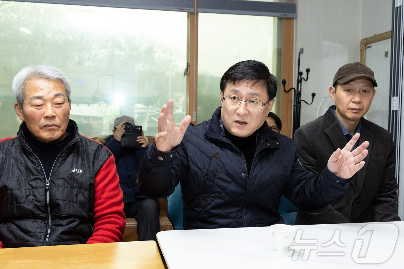 (서울=뉴스1) = 김성환 기후에너지환경부 장관이 13일 경기도 여주시 율극1리 마을회관에서 한강수계 햇빛소득마을 조성사업 계획을 설명 듣고 사업 관계자 및 마을 주민들과 의견을 …