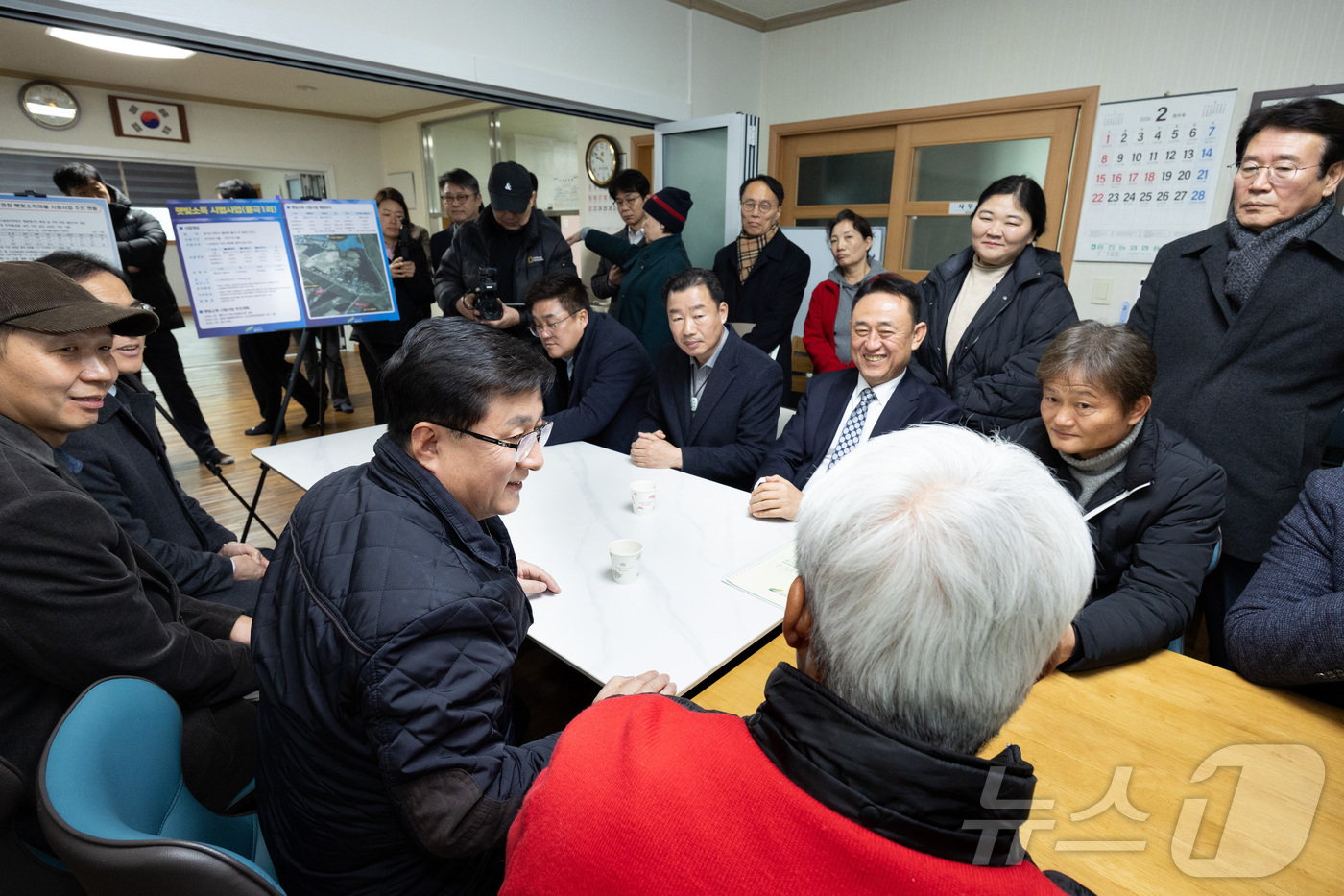 (서울=뉴스1) = 김성환 기후에너지환경부 장관이 13일 경기도 여주시 율극1리 마을회관에서 한강수계 햇빛소득마을 조성사업 계획을 설명 듣고 사업 관계자 및 마을 주민들과 의견을 …