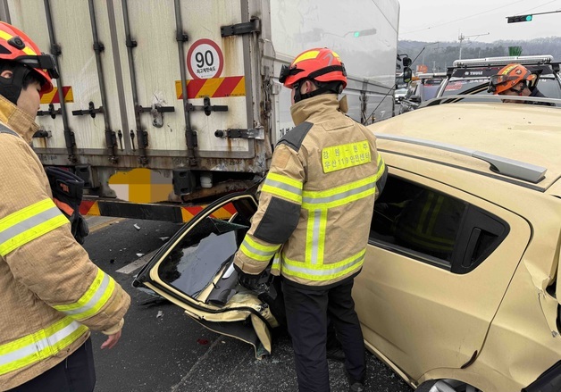 원주 호저면 만종리 삼거리서 4중 추돌…2명 병원 이송