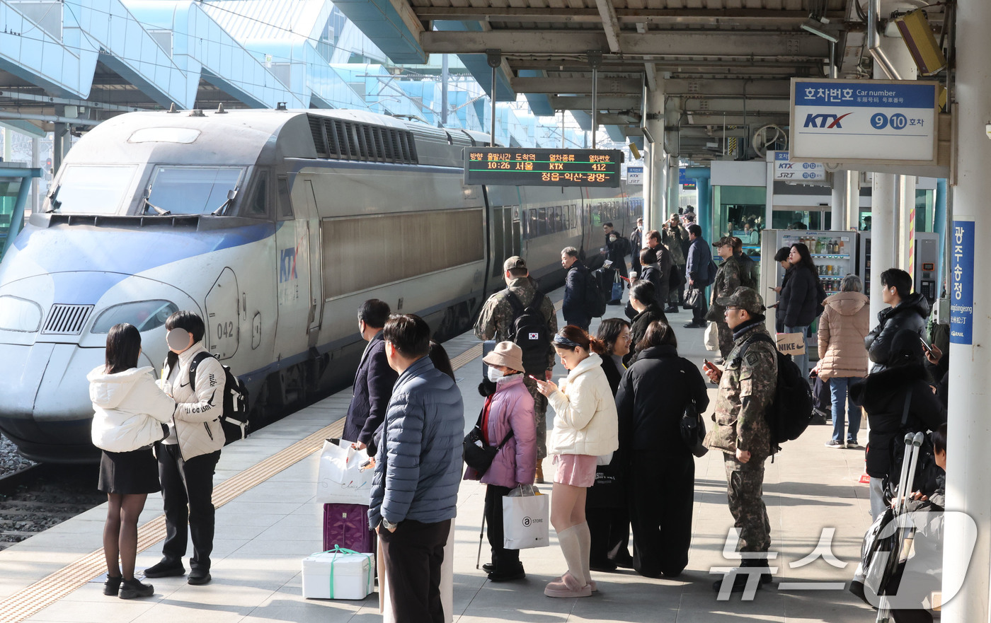 (광주=뉴스1) 박지현 기자 = 설 명절 연휴를 하루 앞둔 13일 오전 광주 광산구 송정역에서 귀향객들이 각자 짐을 든 채 기차를 기다리고 있다.  2026.2.13/뉴스1