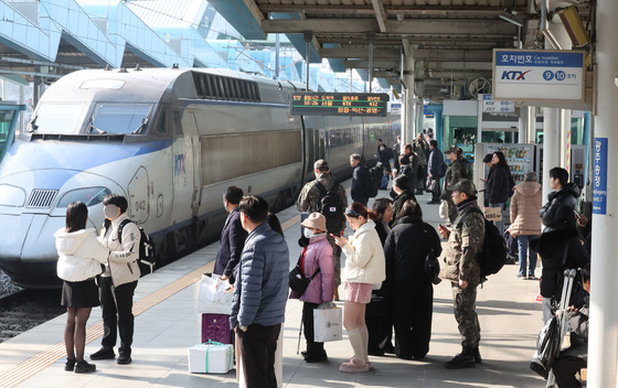 "세뱃돈 봉투 두툼하게 챙겼지"… 설 앞둔 광주송정역 설레는 귀성길