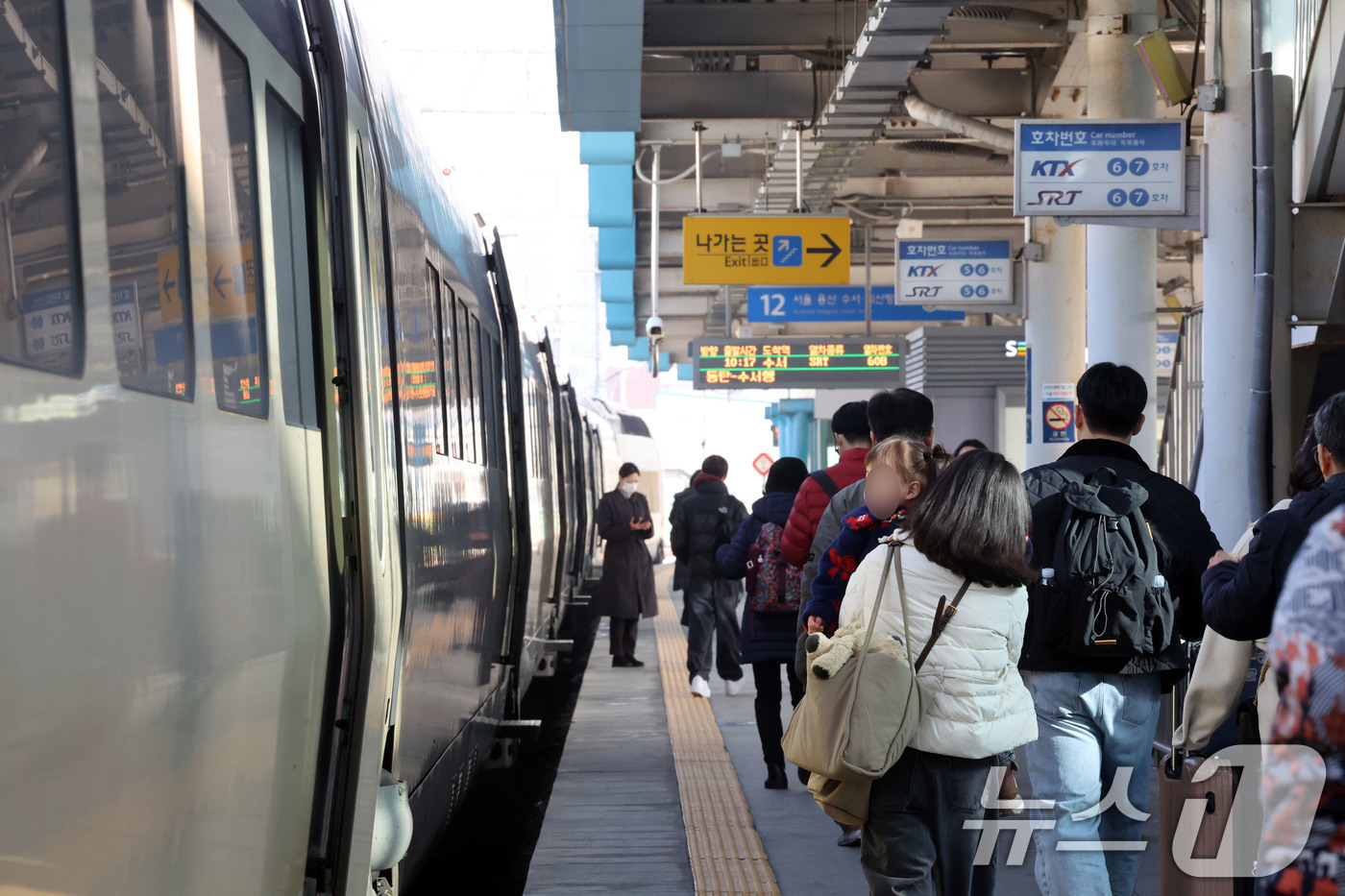 (광주=뉴스1) 박지현 기자 = 설 명절 연휴를 하루 앞둔 13일 오전 광주 광산구 송정역에서 귀향객들이 각자 짐을 든 채 기차를 기다리고 있다. 2026.2.13/뉴스1