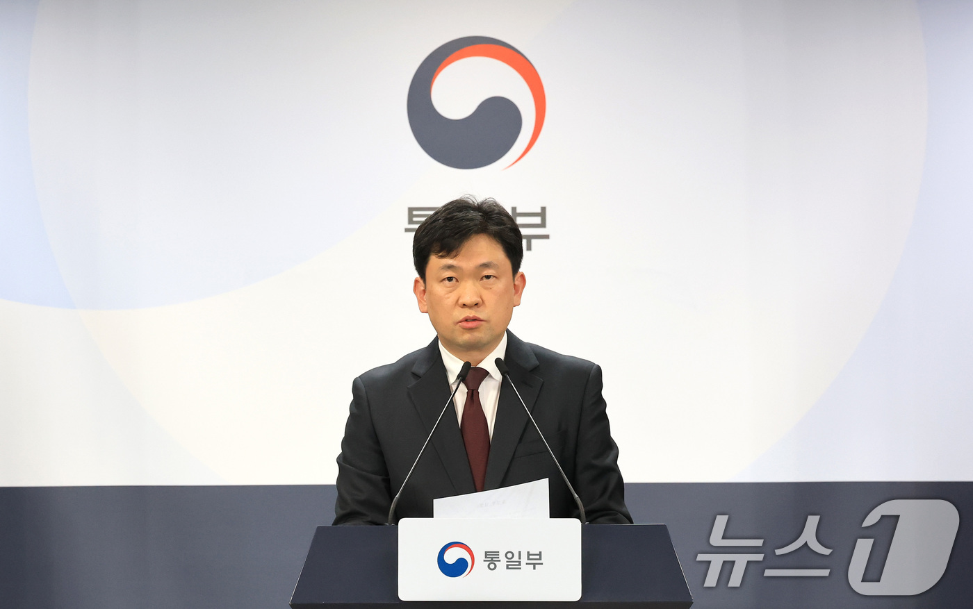 (서울=뉴스1) 임세영 기자 = 윤민호 통일부 대변인이 13일 서울 종로구 정부서울청사에서 열린 정례 브리핑에서 김여정 당 중앙위 부부장 담화에 대한 통일부 입장을 발표하고 있다. …