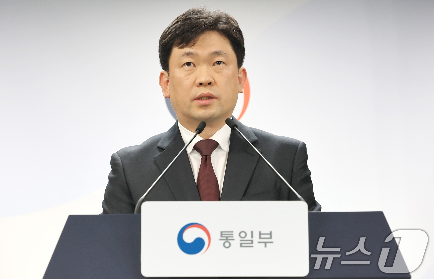 (서울=뉴스1) 임세영 기자 = 윤민호 통일부 대변인이 13일 서울 종로구 정부서울청사에서 열린 정례 브리핑에서 김여정 당 중앙위 부부장 담화에 대한 통일부 입장을 발표하고 있다. …