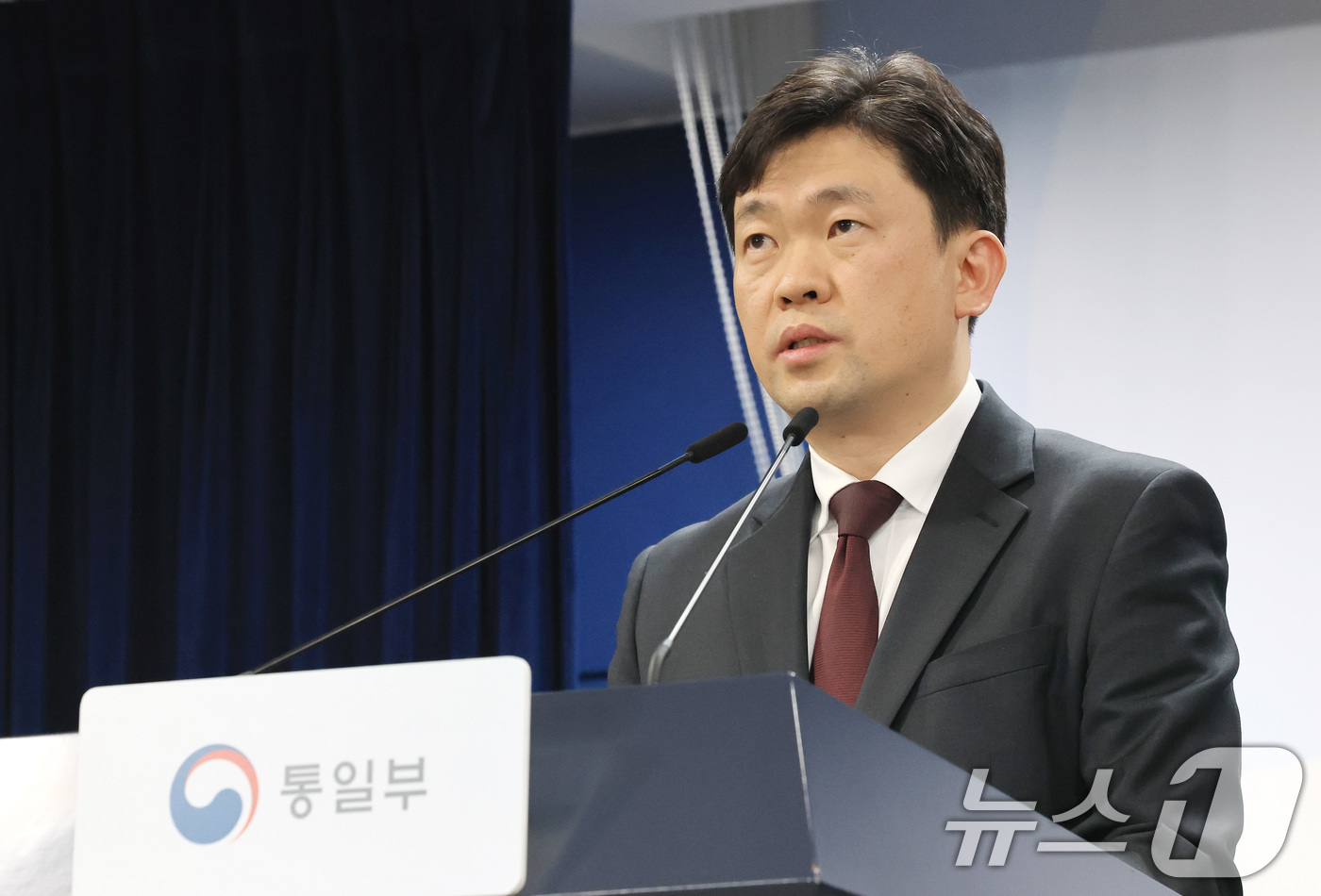 (서울=뉴스1) 임세영 기자 = 윤민호 통일부 대변인이 13일 서울 종로구 정부서울청사에서 열린 정례 브리핑에서 김여정 당 중앙위 부부장 담화에 대한 통일부 입장을 발표하고 있다. …