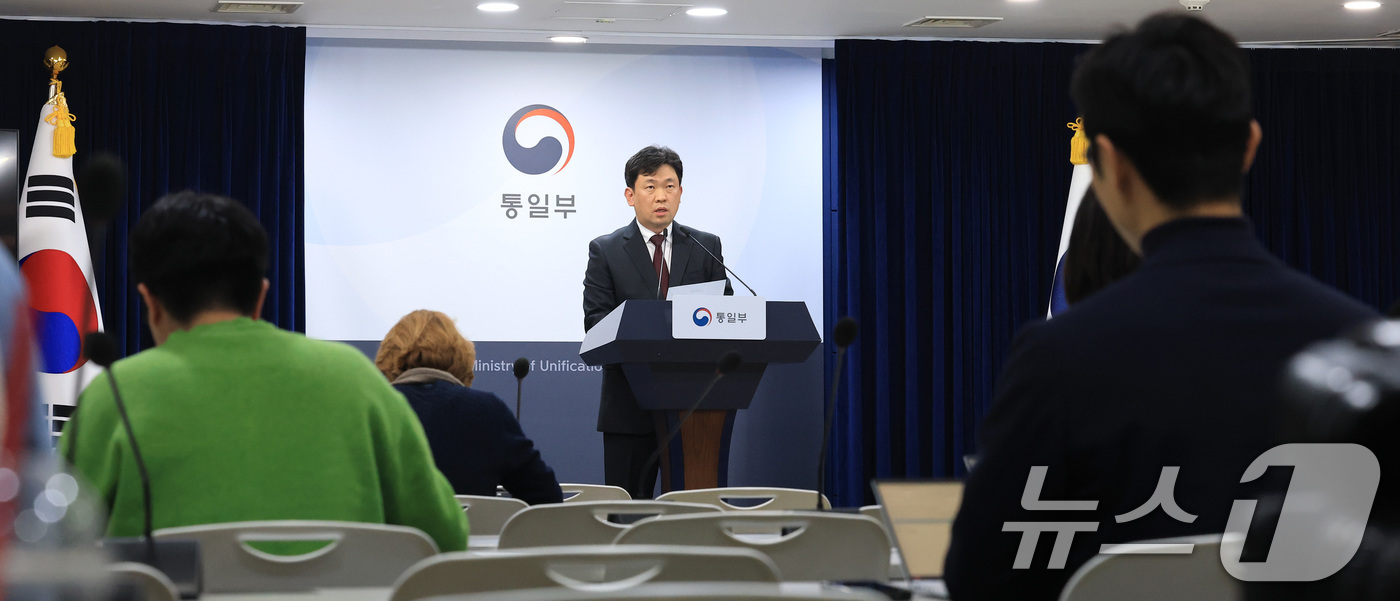 (서울=뉴스1) 임세영 기자 = 윤민호 통일부 대변인이 13일 서울 종로구 정부서울청사에서 열린 정례 브리핑에서 김여정 당 중앙위 부부장 담화에 대한 통일부 입장을 발표하고 있다. …