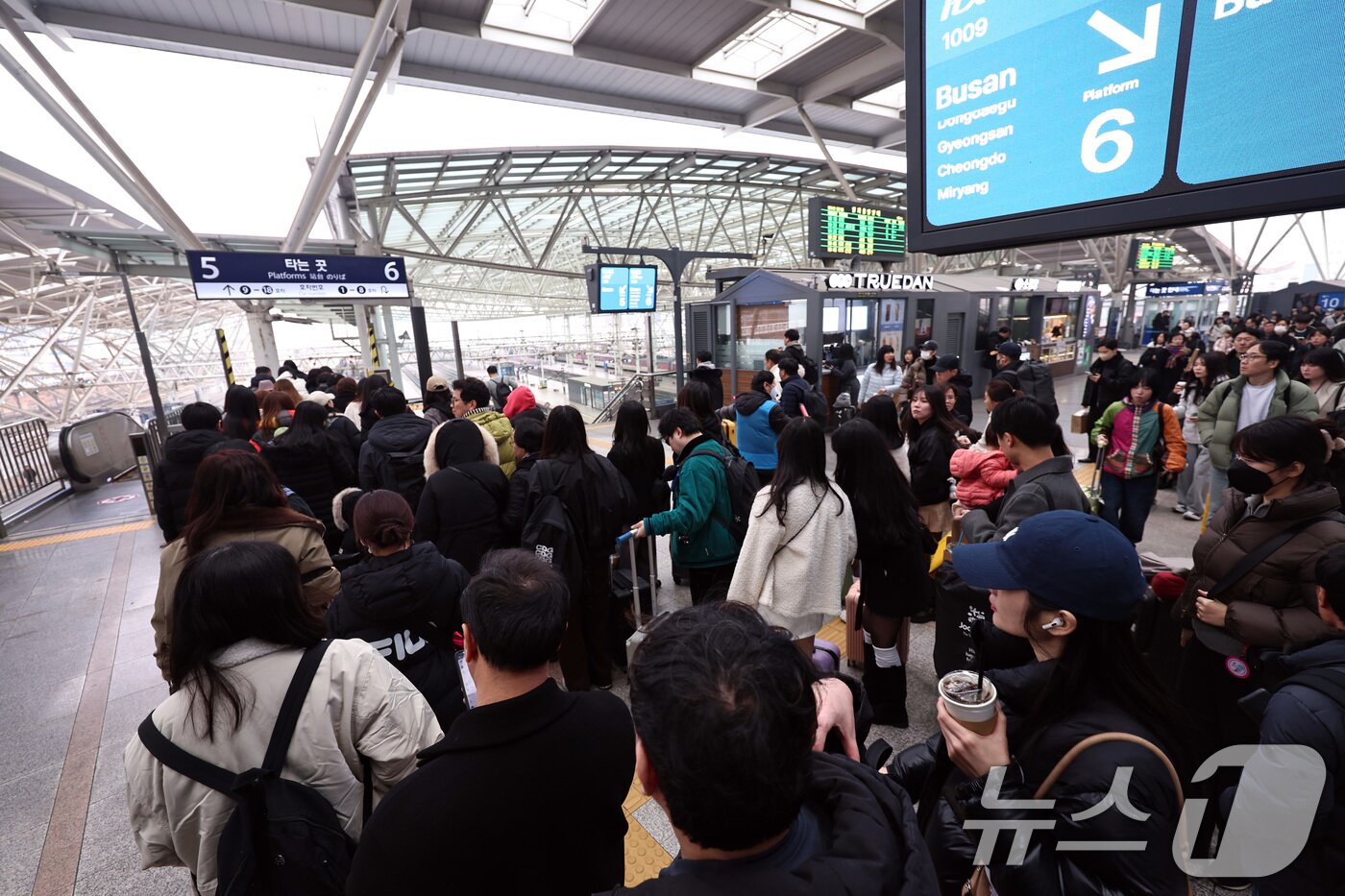 본문 이미지 - 설 명절 연휴를 앞둔 13일 오전 서울역에서 귀성객들이 열차를 타기 위해 승강장으로 향하고 있다. 2026.2.13 ⓒ 뉴스1 구윤성 기자