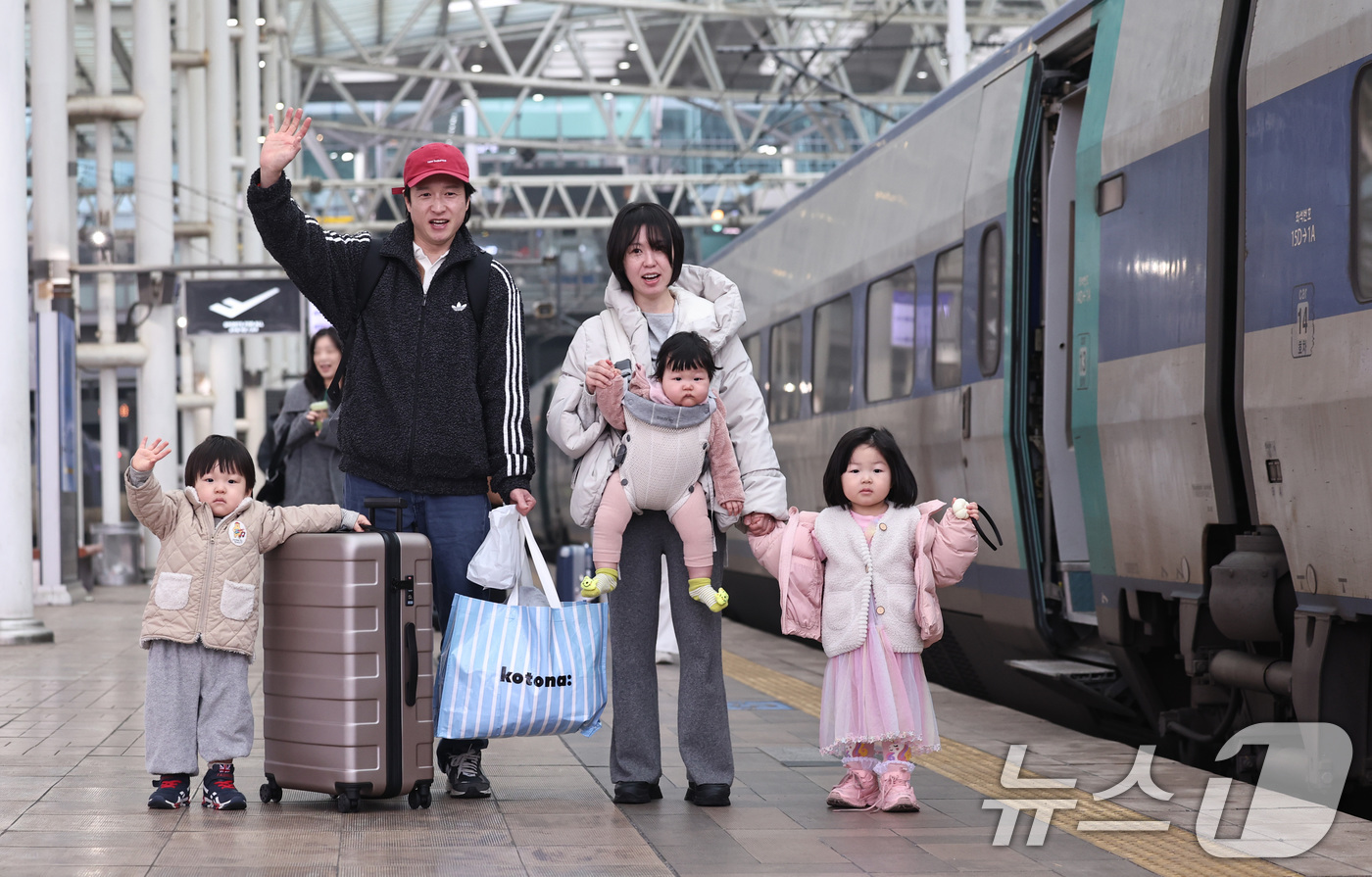 (서울=뉴스1) 구윤성 기자 = 설 명절 연휴를 앞둔 13일 오전 서울역에서 귀성길에 오른 가족이 열차에 타기 위해 이동하고 있다. 2026.2.13/뉴스1