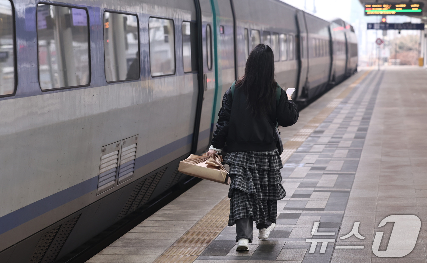 (서울=뉴스1) 구윤성 기자 = 설 명절 연휴를 앞둔 13일 오전 서울역에서 귀성객이 고향으로 향하는 열차에 오르고 있다. 2026.2.13/뉴스1